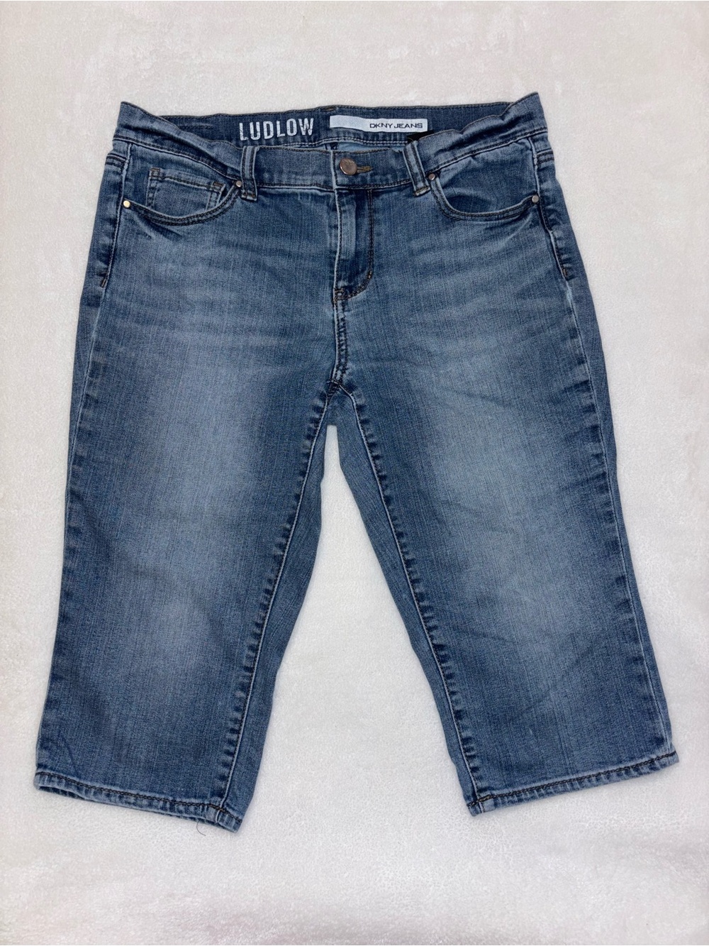 Women’s DKNY blue denim Ludlow capri jeans size 06